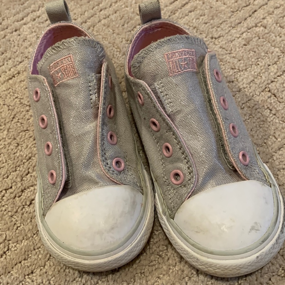 Converse All Star Girls size 9 tennis shoes Velcro